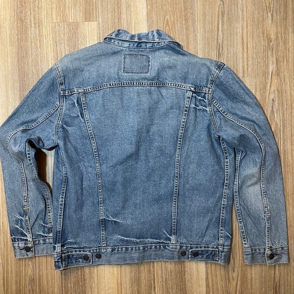 Men's Levi's Denim Jacket - Trucker Jacket - Size Medium - Blue Wash - Like New - Picture 4 of 13
